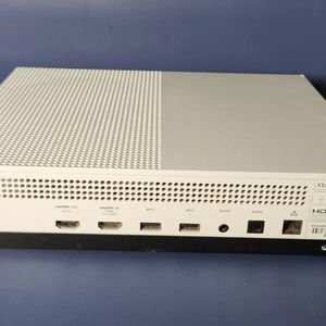 XBOX ONE S 1TB WHITE CONSOLE Model # 1681!! NICE!! WORKS GREAT!!!